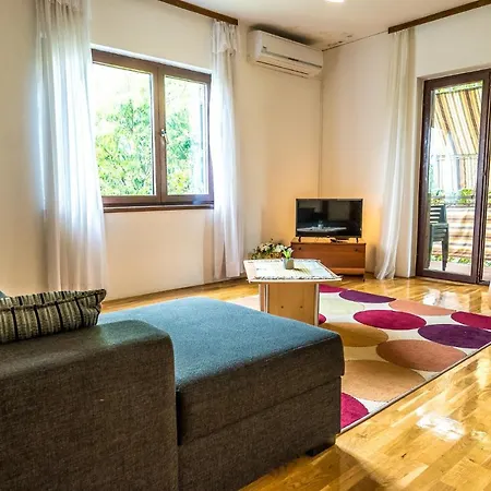 Rosa Apartman Turanj